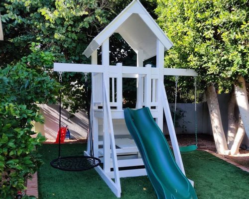 How to Choose a Backyard Playset for a Small Space