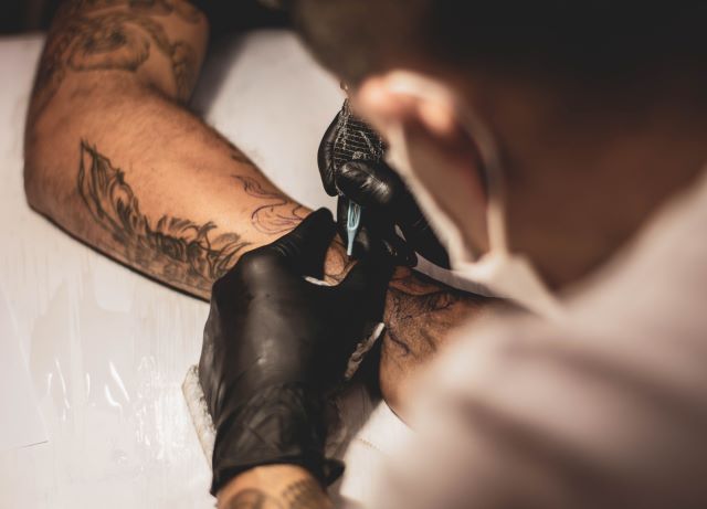 How are numbing creams effective in tattoo sessions?