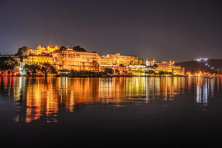 Streamlining Your Udaipur Trip: Advantages of Booking Taxis Online