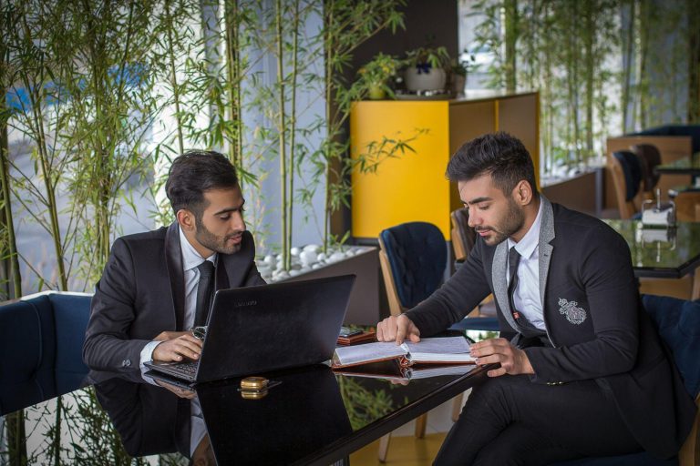 How to Design Comfortable Yet Professional Office Uniforms in Dubai