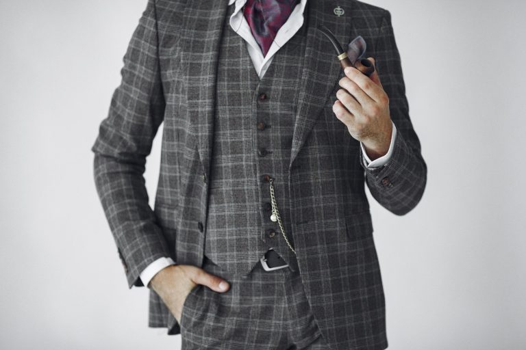 Top Benefits of Corporate Uniforms for Employee Morale in UAE Workplaces