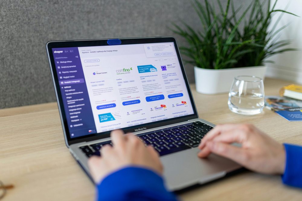 shopify store operator